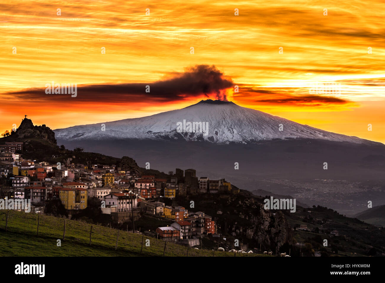 MESSINA, Sizilien: Ein Bild des Ätna in der Morgendämmerung. Eine nukleare Pilz-wie Wolke Strahlen aus dem Ätna in Sizilien haben durch eine erstaunt lokale Mann gefangen genommen worden. Knisternden Flammen und riesige Rauchwolken sehen Pumpen aus der Spitze einer der aktivsten Vulkane der Welt.  Bilder zeigen, wie die Einwohner von Sizilien im Schatten dieses Monster-Berges Leben elf tausend Füße in der Höhe und der alte römische Gott des Feuers, Vulcan seiner Werkstatt gebaut. Landwirtschaft-Officer Fernando Famiani (51) von San Teodoro, Messina auf Sizilien schnappte den imposanten Ätna in Stockfoto