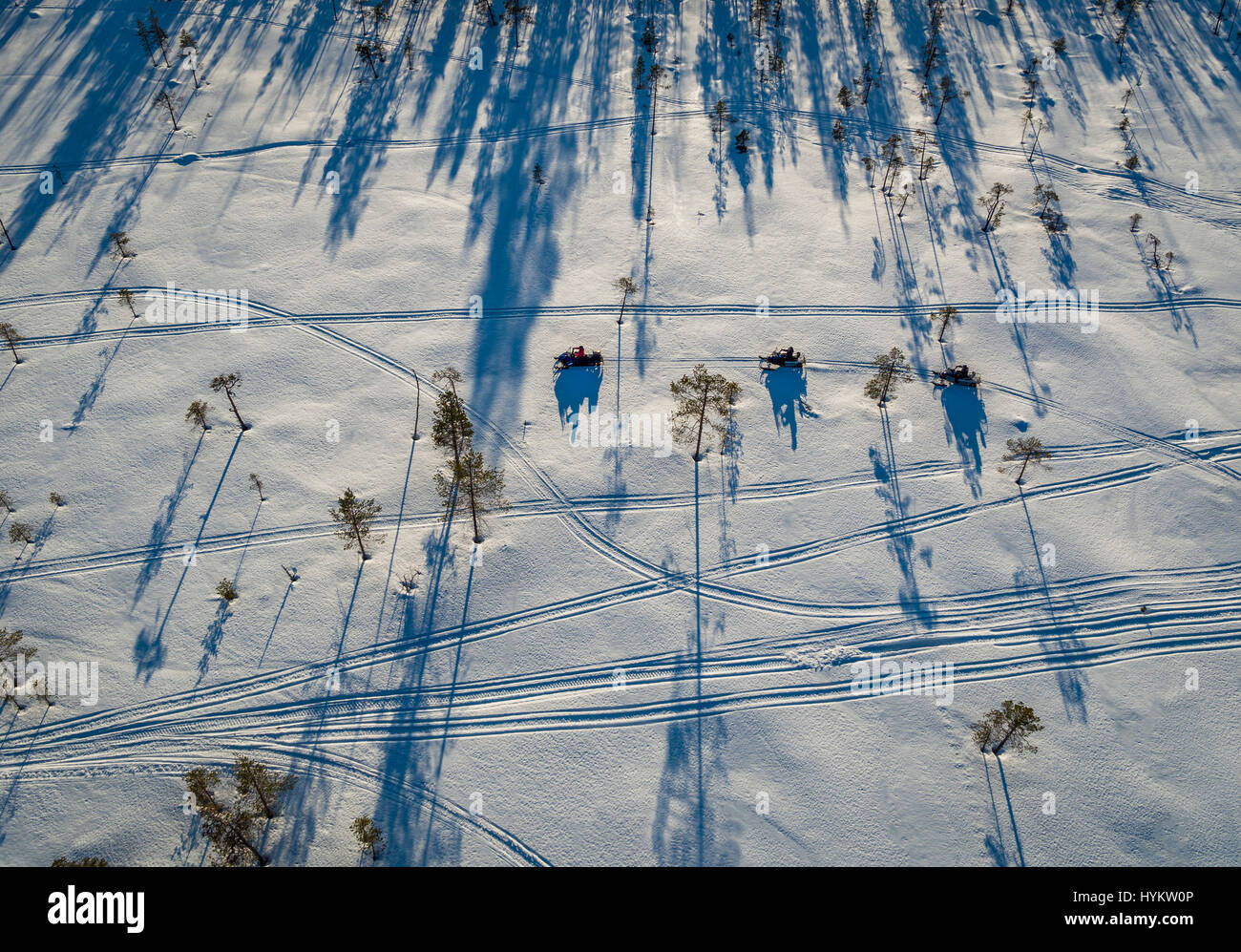 Motorschlitten, Lappland, Schweden. Drohne-Fotografie Stockfoto