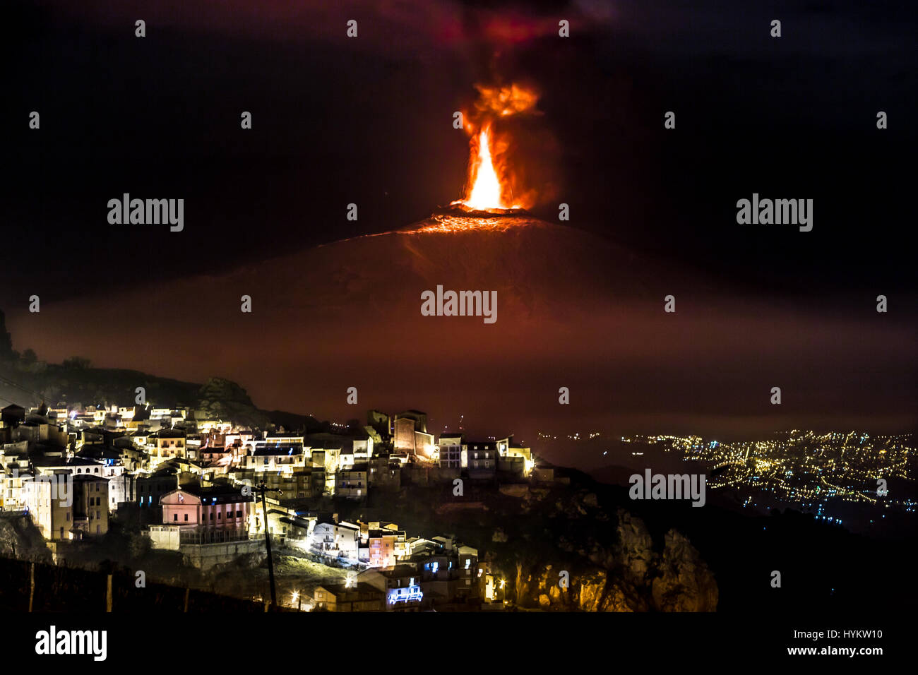 MESSINA, Sizilien: Eine Nacht Bild einer Eruption am Ätna. Eine nukleare Pilz-wie Wolke Strahlen aus dem Ätna in Sizilien haben durch eine erstaunt lokale Mann gefangen genommen worden. Knisternden Flammen und riesige Rauchwolken sehen Pumpen aus der Spitze einer der aktivsten Vulkane der Welt. Bilder zeigen, wie die Einwohner von Sizilien im Schatten dieses Monster-Berges Leben elf tausend Füße in der Höhe und der alte römische Gott des Feuers, Vulcan seiner Werkstatt gebaut. Landwirtschaft-Officer Fernando Famiani (51) von San Teodoro, Messina auf Sizilien schnappte die imposante M Stockfoto