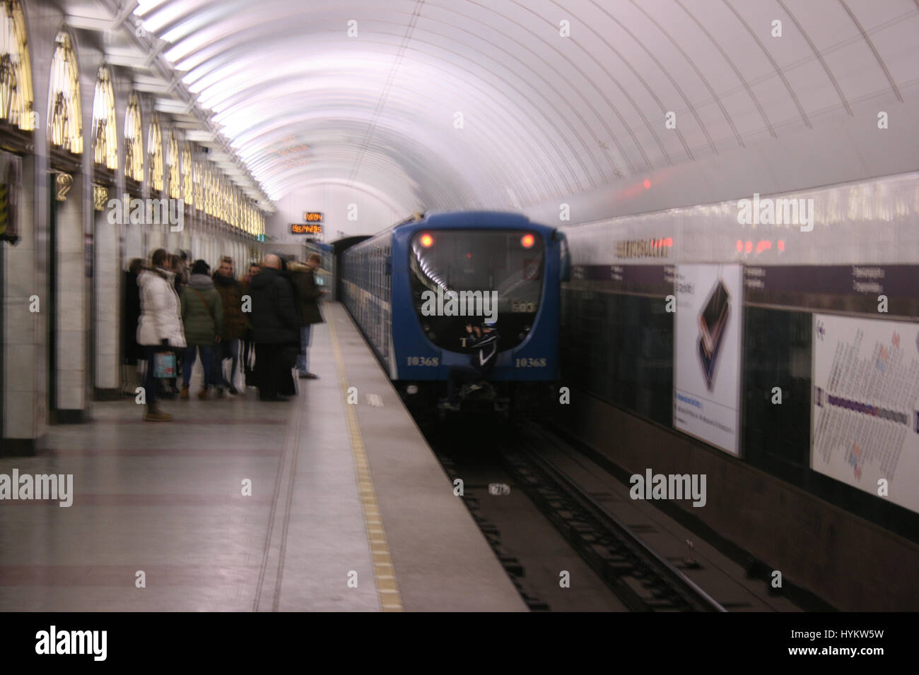 Surfer, Alex Nomernoy Fang einen Aufzug an der Station zu trainieren. Ein TEENAGER hat mit dem Tod Würfeln wurde, wie er surft auf dem Dach der schnellste Zug in Russland 125 Meilen pro Stunde zu trainieren. Schockierende Aufnahmen und Bilder zeigen dem Eindringling Risiko seines Lebens neben dem Dach des Sapsan Zug läuft, wie es zum Erstaunen der Gob schmatzte Moskau Pendler aus Zweitbedienstation beschleunigt. Weitere atemberaubende Clips zeigen der Teen Ausfahrt einen fahrenden u-Bahn Zug und Klettern auf der Front, wenn es darum, einen Stopp geht, bevor ein "Zug" Vogelperspektive zeigen, wie es durch enge Tunnel Rast. Stockfoto