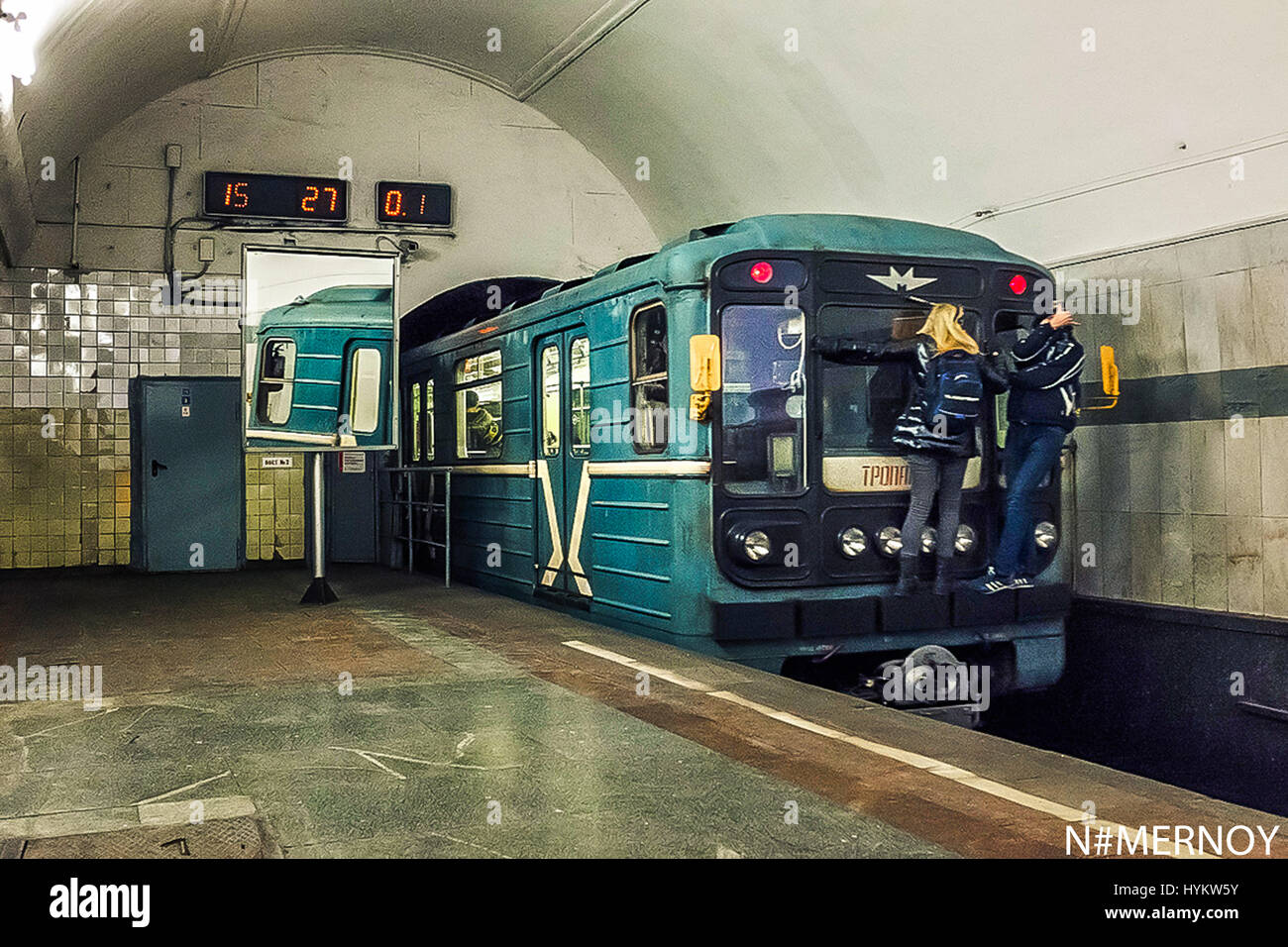 Surfer, Alex Nomernoy Fang einen Aufzug an der Station zu trainieren. Ein TEENAGER hat mit dem Tod Würfeln wurde, wie er surft auf dem Dach der schnellste Zug in Russland 125 Meilen pro Stunde zu trainieren. Schockierende Aufnahmen und Bilder zeigen dem Eindringling Risiko seines Lebens neben dem Dach des Sapsan Zug läuft, wie es zum Erstaunen der Gob schmatzte Moskau Pendler aus Zweitbedienstation beschleunigt. Weitere atemberaubende Clips zeigen der Teen Ausfahrt einen fahrenden u-Bahn Zug und Klettern auf der Front, wenn es darum, einen Stopp geht, bevor ein "Zug" Vogelperspektive zeigen, wie es durch enge Tunnel Rast. Stockfoto