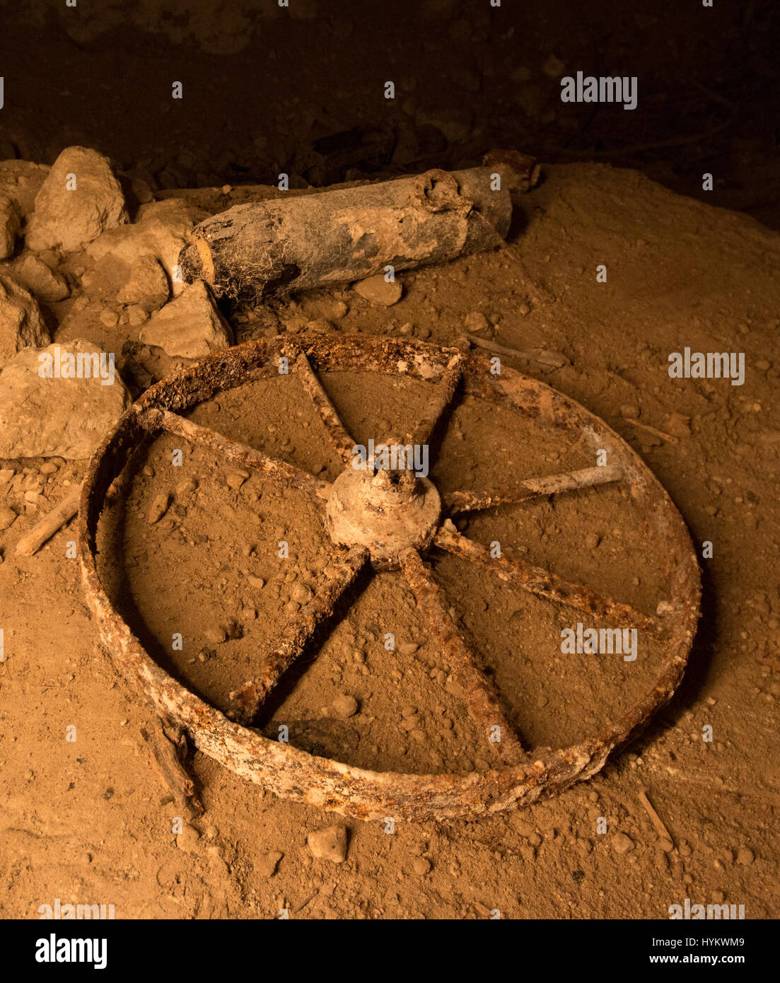 Nordfrankreich: Bild zeigt eine Mörtel Bombe, einen Schlüssel und ein Rad.  Ein REAL-LIFE INDIANA JONES hat toxische Untergrundtunnel übersät mit Sprengstoff, die atemberaubende Kunst des ersten Weltkrieg militärischen Unterstände, einschließlich derjenigen der britischen Streitkräfte zu fotografieren entdeckt. Bilder zeigen Steinmetzarbeiten als Hommagen an die tapferen Toten und ihre Regimenter Futter die verborgene Gänge angelegt.  Andere Bilder zeigen eine Kapelle der Anbetung, ein unterirdisches Haus sowie ein Schlachtfeld Krankenhaus und ein verlassenes Auto von Citroen, verstreuten Kugeln und Granaten auf dem kontaminierten Boden liegend. Der französische Fotograf Mark Aska Stockfoto