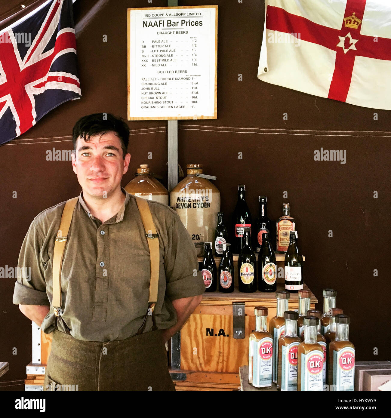 NAAFI Kantine @ d-Day Conneaut – Conneaut, OH. Ein WW2 OBSESSIVE hat mehr als 30.000 £ um 64.000 Meilen auf der ganzen Welt auf einer Mission, die skurrile Welt des Krieg-Re-Enactment dokumentieren Reisen verbracht. Die ins Auge fallenden Druckknöpfe zeigen WW2 Fans in einer Vielzahl von authentischen Uniformen aus der Zeit, einschließlich der Nazi-Luftwaffe Offiziere, RAF-Piloten und amerikanische Fallschirmjäger.  Andere Bilder zeigen das wahre Leben Kriegsveteranen, die diese Veranstaltungen auch ein US-Marine, die die berühmte Flagge auf Iwo Jima und ein polnischer Holocaust-Überlebender Anhebung erlebt. Die Bilder wurden von amerikanischen Werbung Strategie Direktor und WW2 Stockfoto