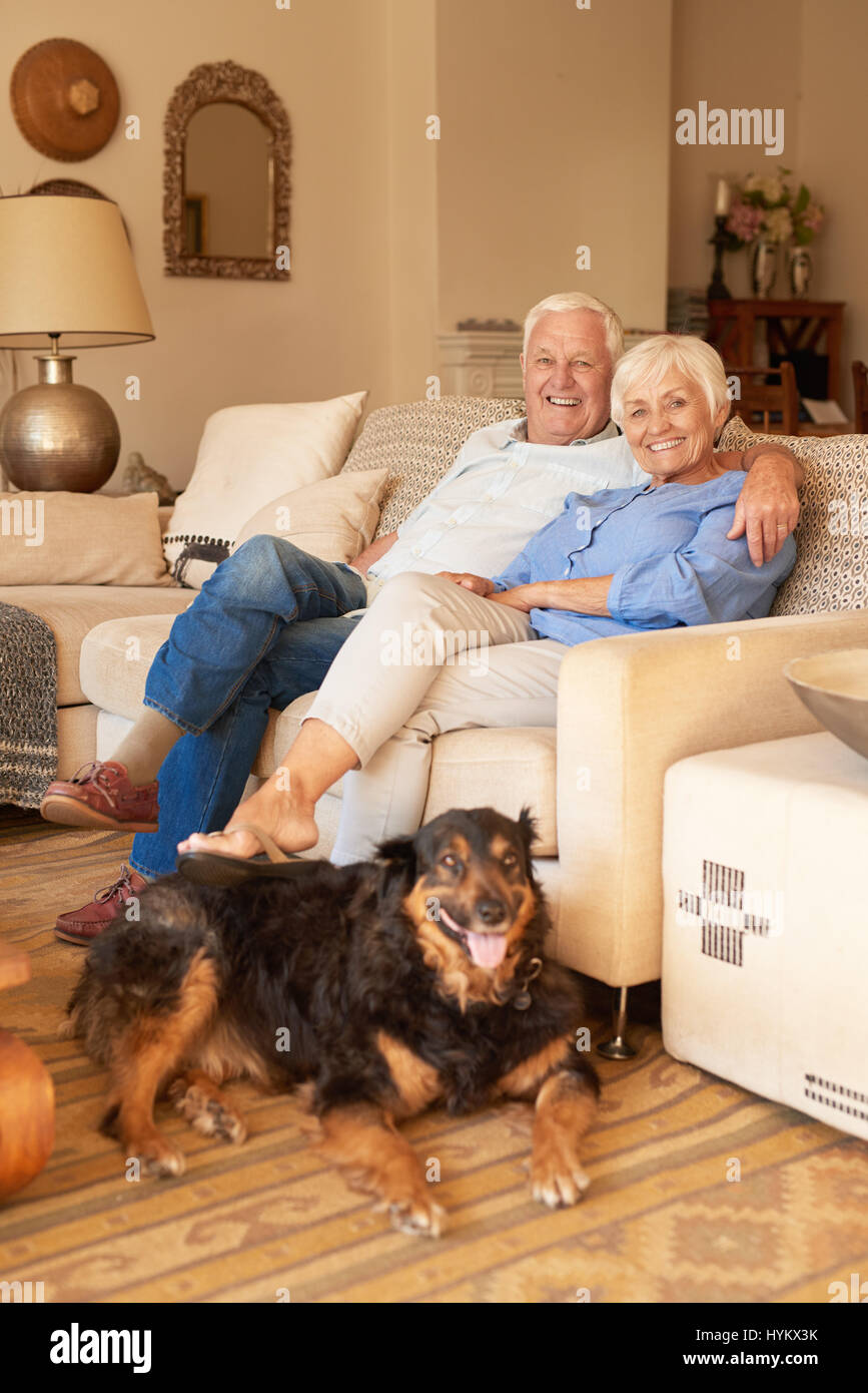 Gerne älteres Paar mit ihrem Hund zu Hause entspannen Stockfoto