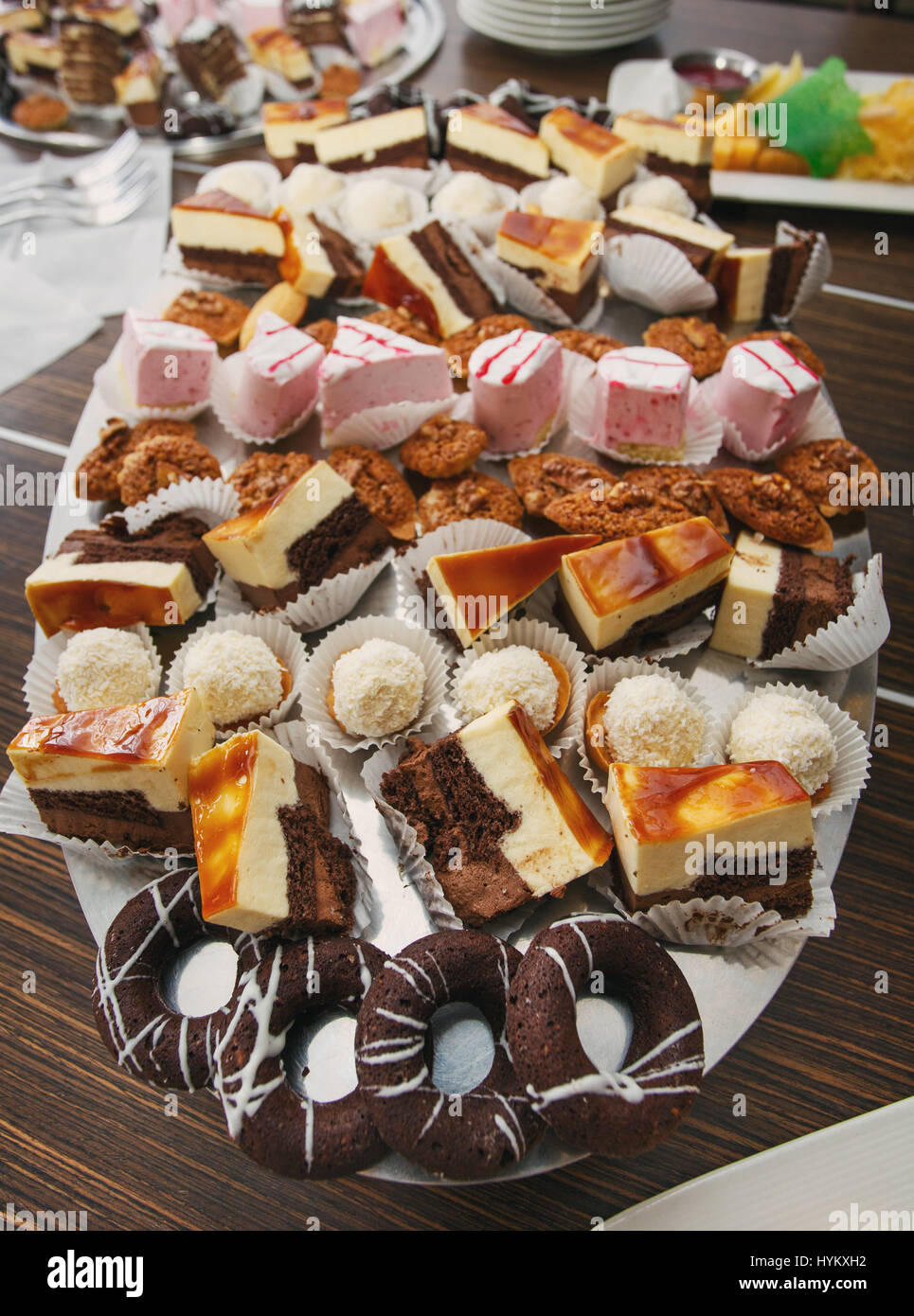 Leckeres süßes Buffet mit Kuchen Stockfoto