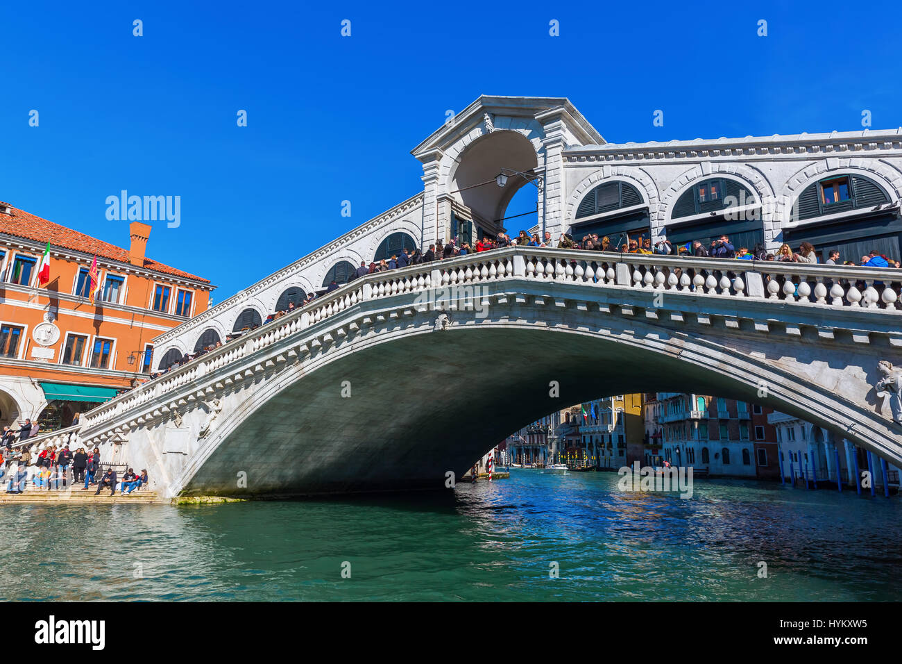 Venedig, Italien - 25. Februar 2017: Rialto-Brücke mit unbekannten Menschen. Es ist eines der vier Brücken über den Canal Grande, es ist die älteste und Stockfoto