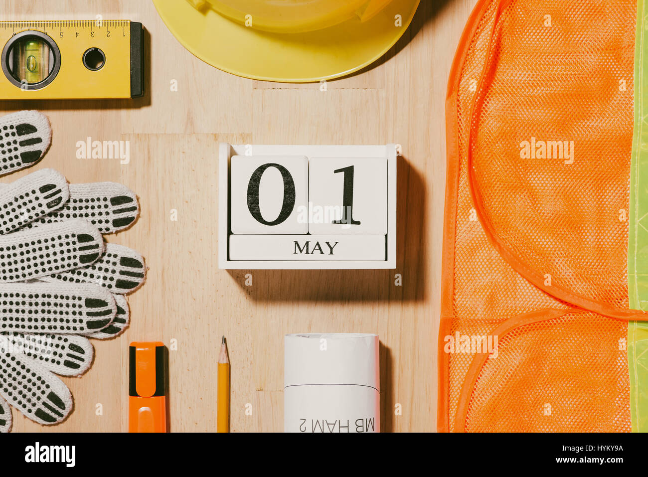 1. Mai. Bild des 1. Mai weißen Blöcke aus Holz Kalender mit Bau-Tools auf dem Tisch. Tag der internationalen Arbeiter. Tag der Arbeit-Konzept. Stockfoto