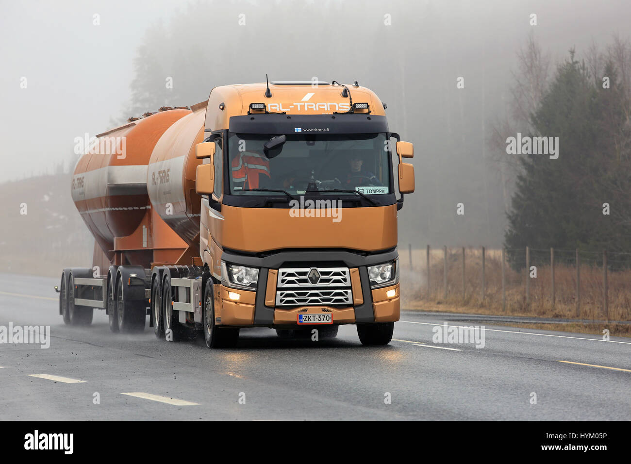 JOKIOINEN, Finnland - 2. April 2017: Orange Renault Trucks T Tankwagen der RL-Trans für Bulk-Transport auf der Straße an einem nebligen Tag im Frühling. Stockfoto