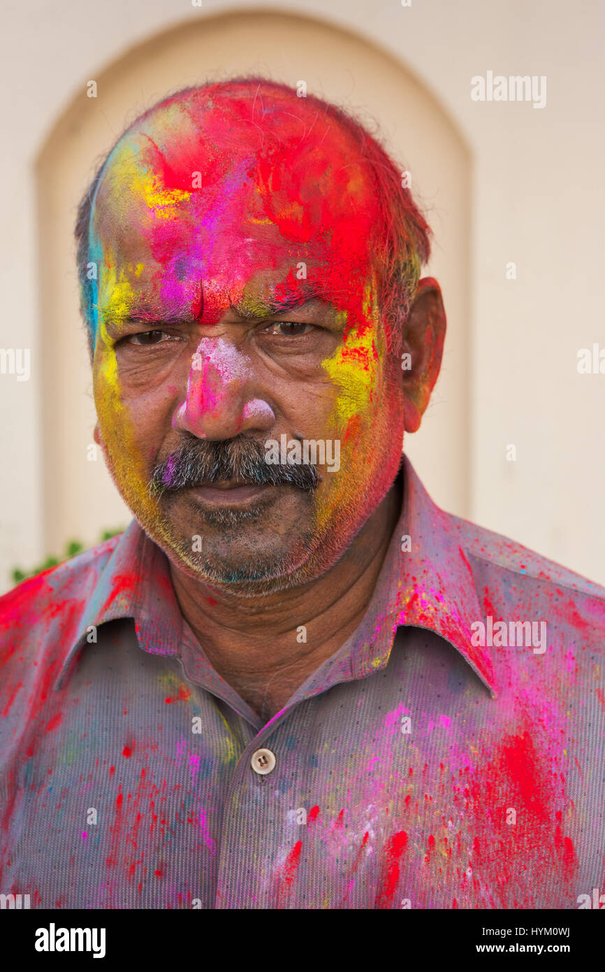 Mathura, Indien - März 13,2017: Bemalte Gesicht der Menschen während Holi-Fest in Mathura,India.People Abstrich gegenseitig mit Farben und jeder Othe durchnässen Stockfoto