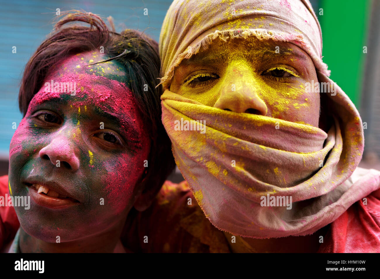 Mathura, Indien - März 13,2017: Bemalte Gesicht der Menschen während Holi-Fest in Mathura,India.People Abstrich gegenseitig mit Farben und jeder Othe durchnässen Stockfoto