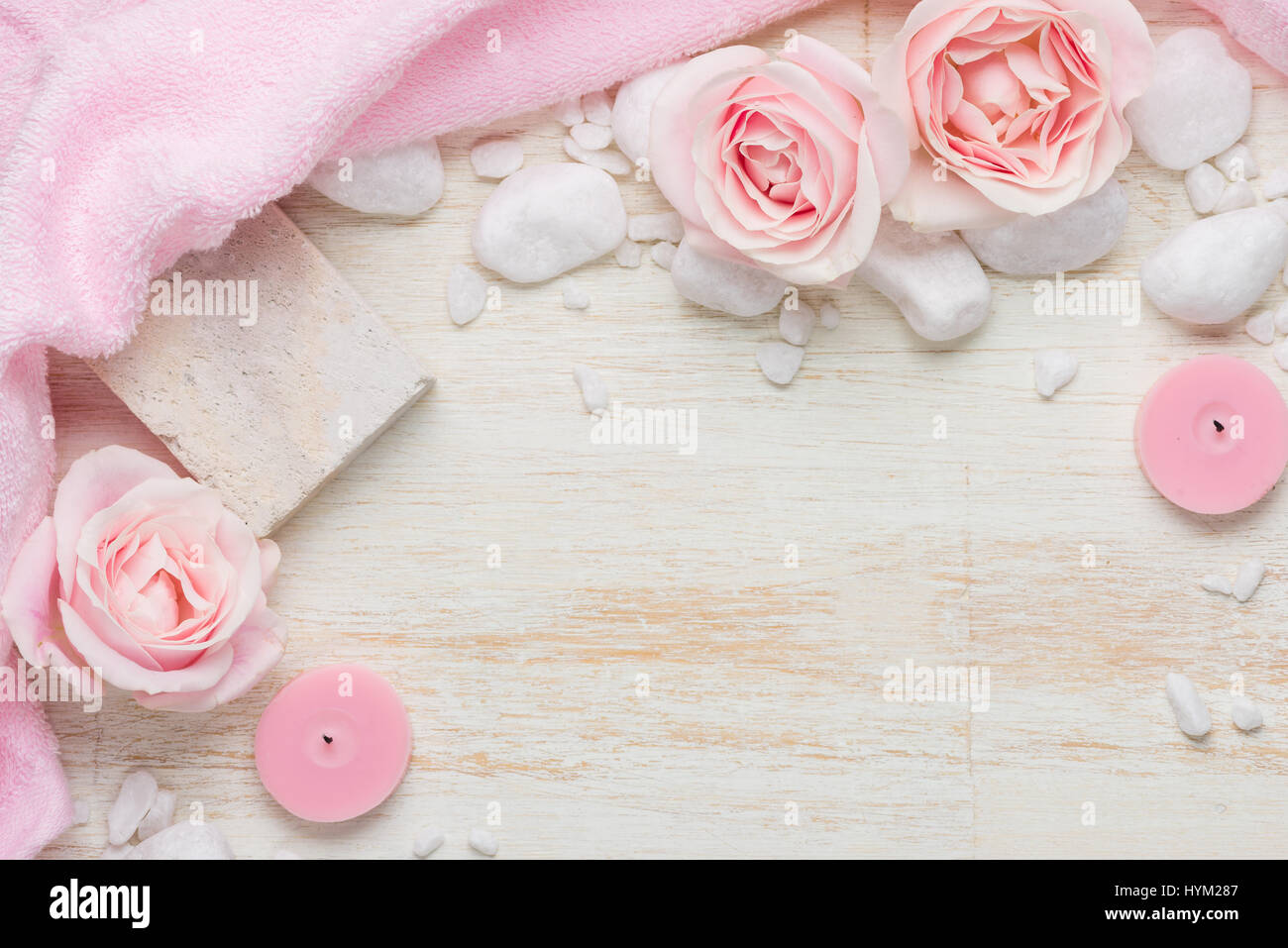 Spa-Einstellungen mit Rosen. Verschiedene Gegenstände in Spa-Behandlungen auf weißem Hintergrund aus Holz verwendet. Stockfoto