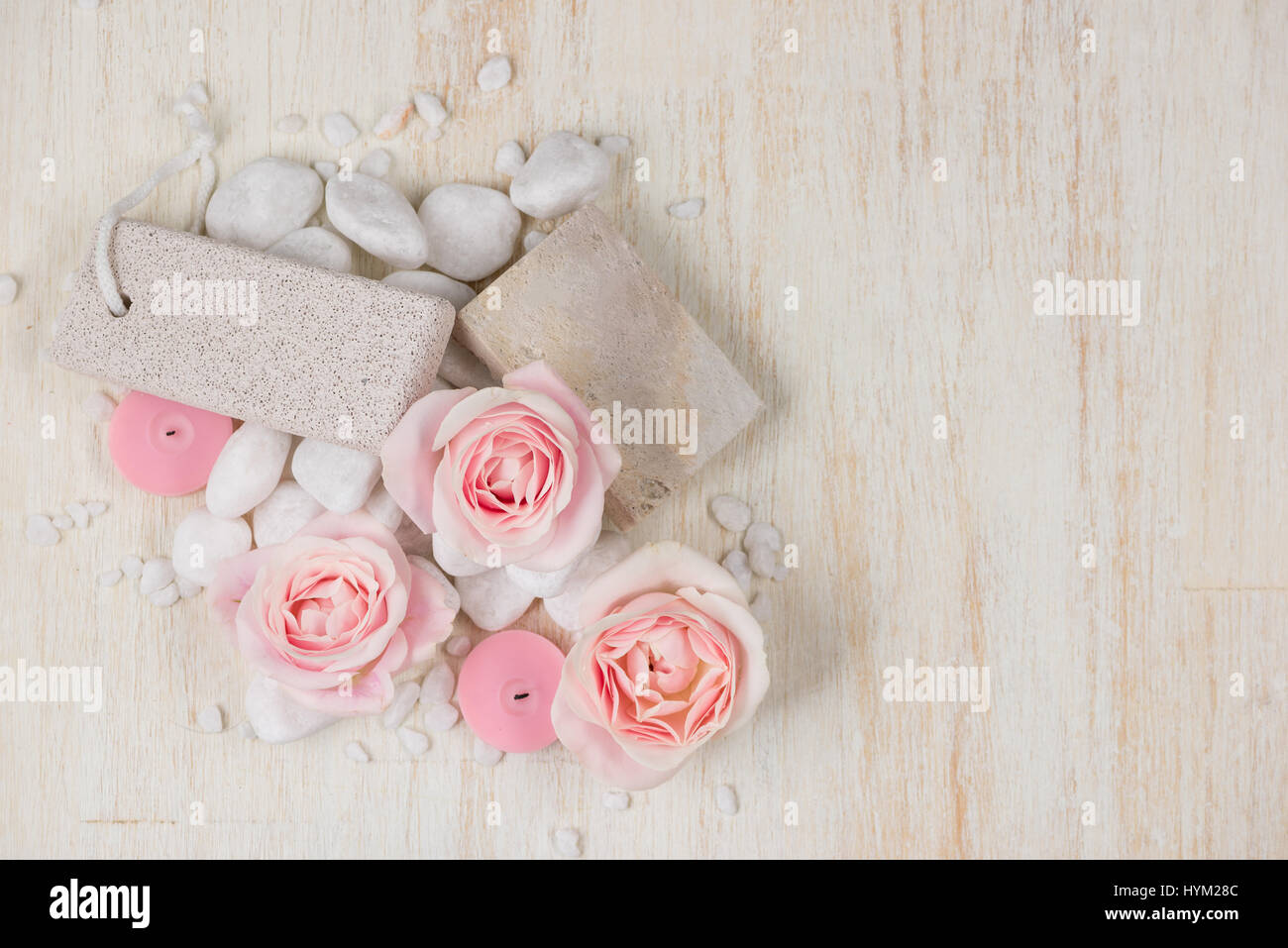 Spa-Einstellungen mit Rosen. Verschiedene Gegenstände in Spa-Behandlungen auf weißem Hintergrund aus Holz verwendet. Stockfoto