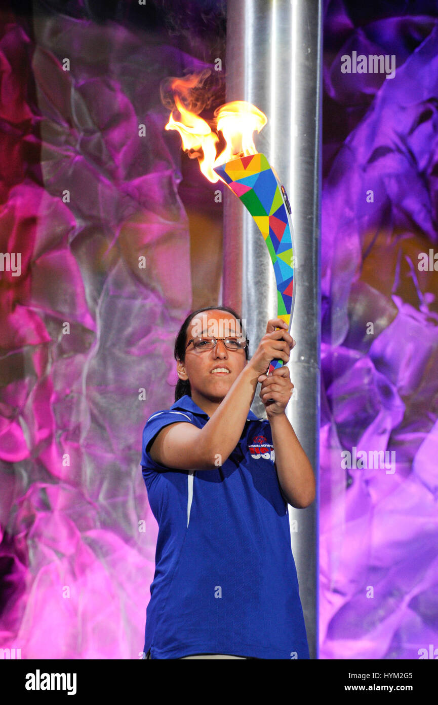 Fackel Beleuchtung bei der Special Olympics World Games Eröffnungsfeier am Kolosseum am 25. Juli 2015 in Los Angeles, Kalifornien. Stockfoto