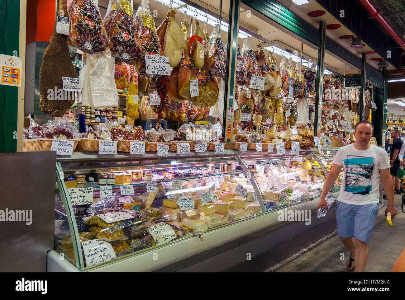 Traditionelle italienische Fleisch, Käse und andere Produkte zum Verkauf auf dem Lebensmittelmarkt in Florenz, Italien Stockfoto