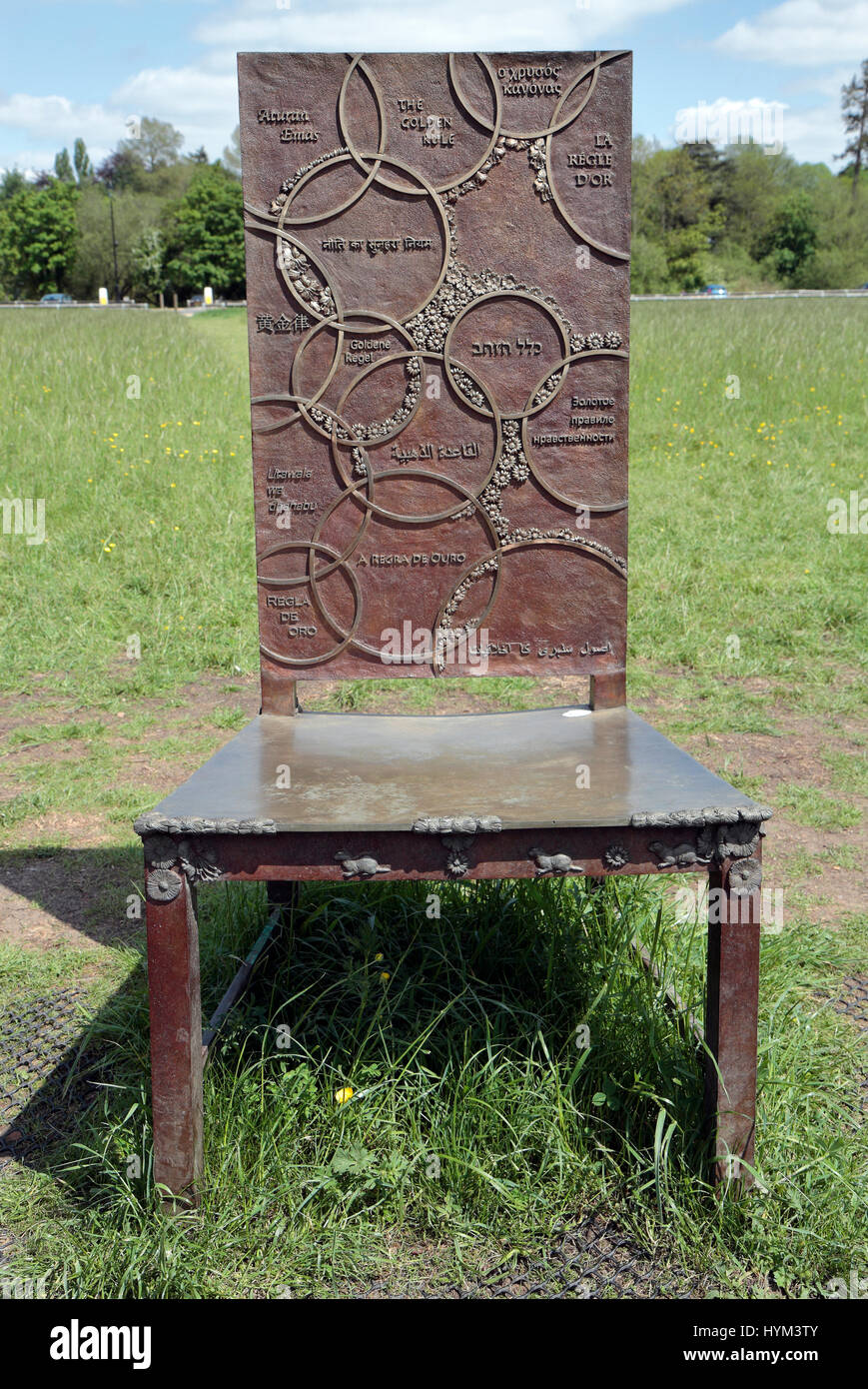 Die "Goldene Regel" Stuhl, Teil von "Die Juroren" Kunstwerk von Hew Locke in Runnymede, Surrey, UK. Stockfoto