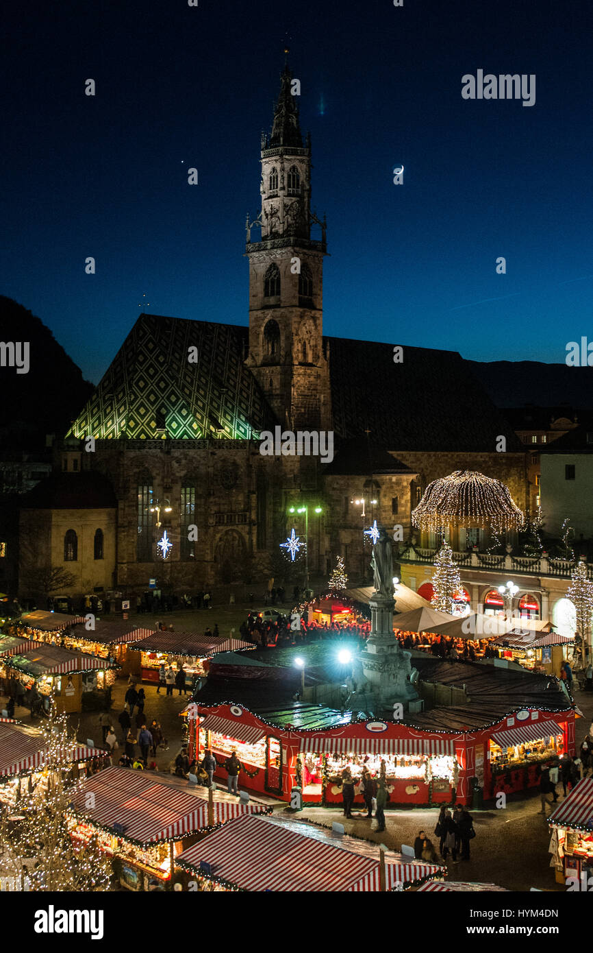 Ein Blick auf die traditionellen Weihnachtsmärkte Bozen in Italien. Stockfoto