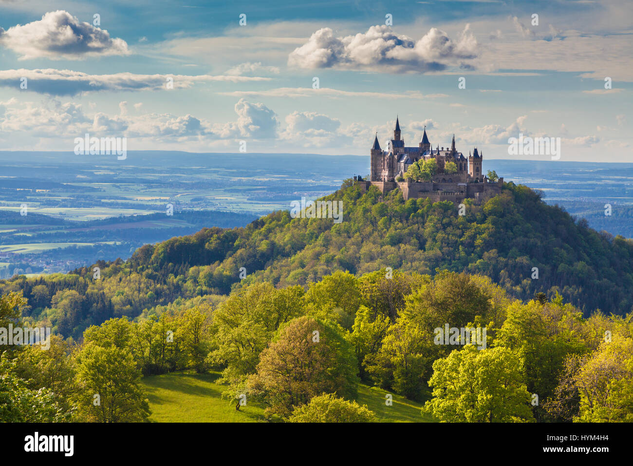 Luftaufnahme der berühmten Burg Hohenzollern, einer der meist besuchten Burgen Europas, bei Sonnenuntergang, Baden-Württemberg, Deutschland Stockfoto