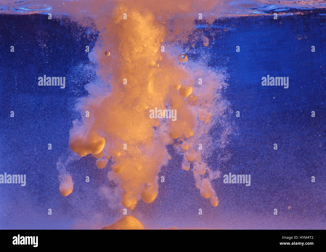 Zusammenfassung Hintergrund mit Farben blau und orange. Splash, wenn das Pulver auf das Wasser trifft. Stockfoto