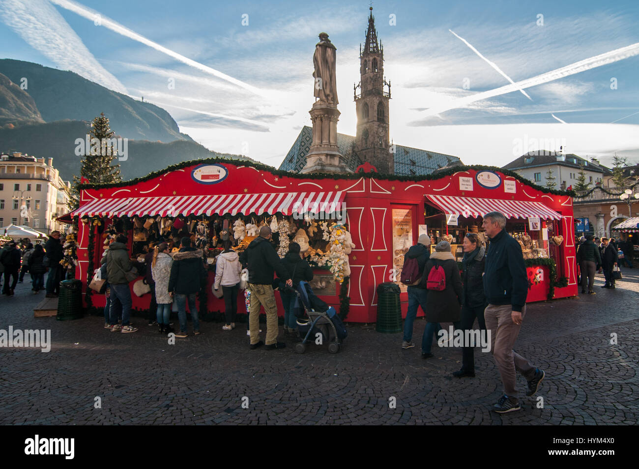 Besucher besuchen die traditionellen Weihnachtsmärkte Bozen in Italien. Stockfoto