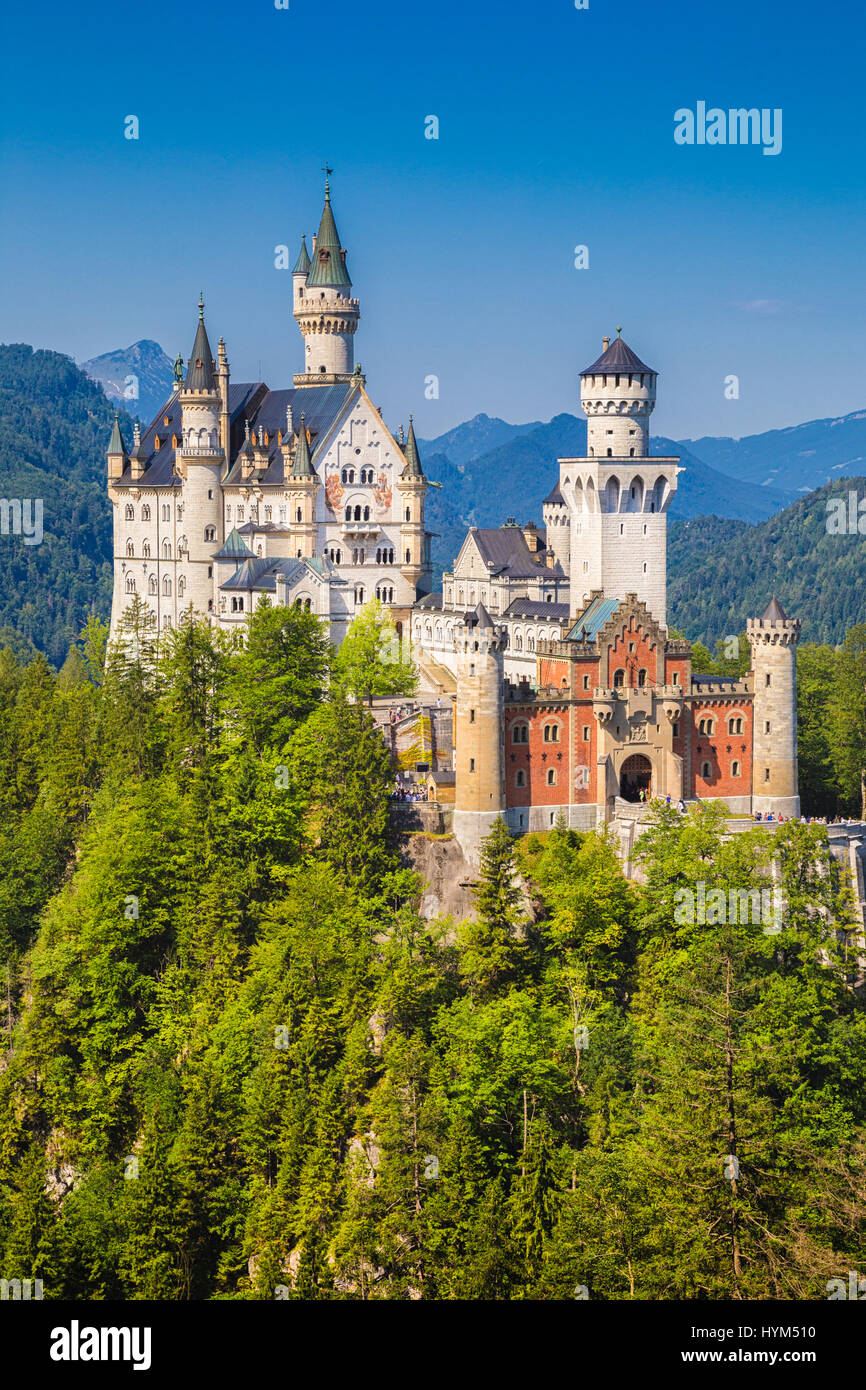 Schöne Aussicht auf das berühmte Schloss Neuschwanstein, das 19. Jahrhundert Romanesque Wiederbelebung Palast für König Ludwig II., Füssen, Bayern, Deutschland Stockfoto