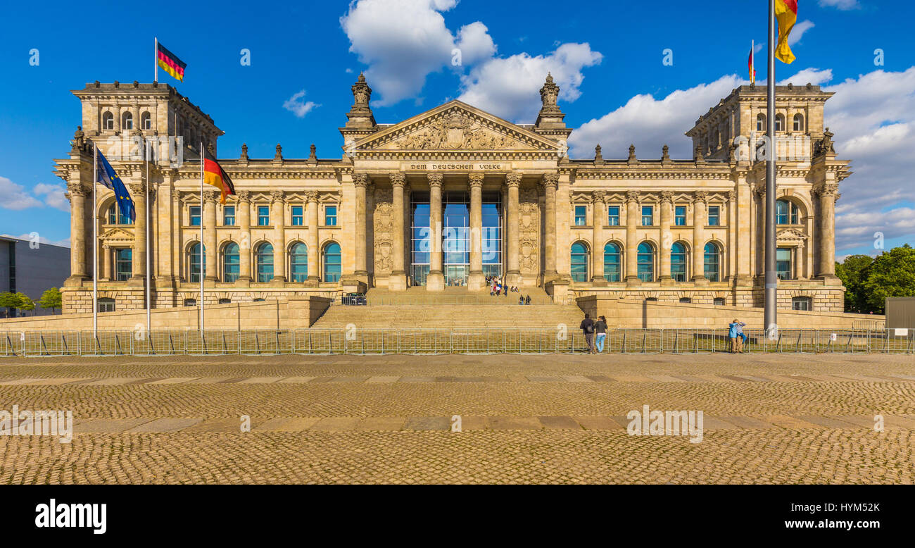 Blick auf berühmte Reichstagsgebäude, Sitz des Deutschen Bundestages (Deutscher Bundestag), in schönen goldenen Abendlicht bei Sonnenuntergang, Berlin, Stockfoto
