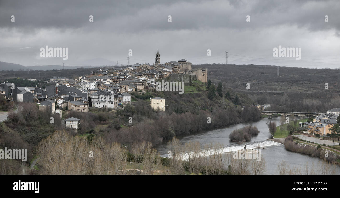 Weiten Blick über Winter in Puebla de Sanabria mit Tera Fluss, Castilla y Leon, Spanien Stockfoto