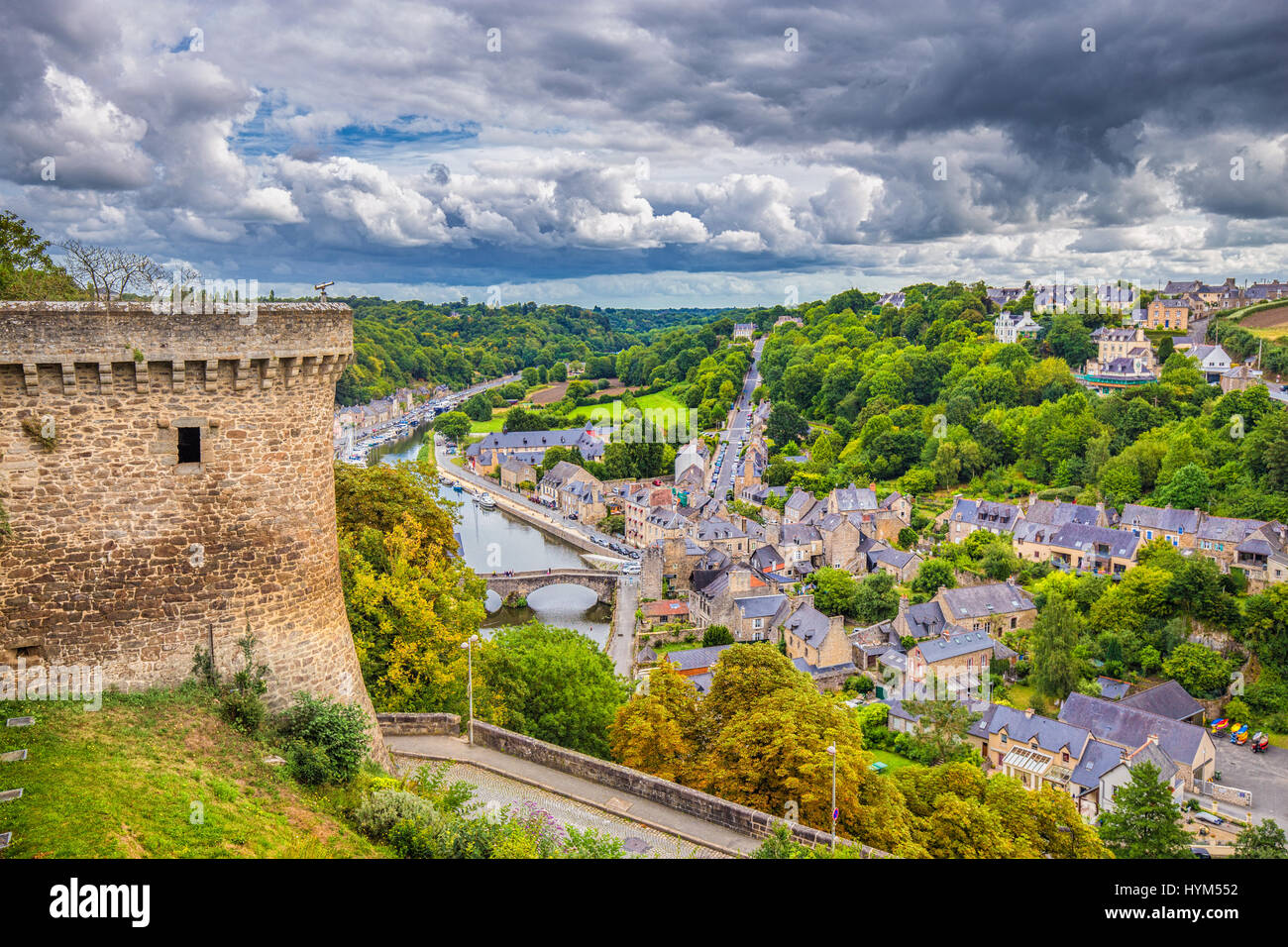 Luftbild von der historischen Stadt Dinan mit Rance Fluß mit dramatischen Wolkengebilde, Côtes-d ' Armor-Abteilung, Bretagne, Nordwesten Frankreichs Stockfoto