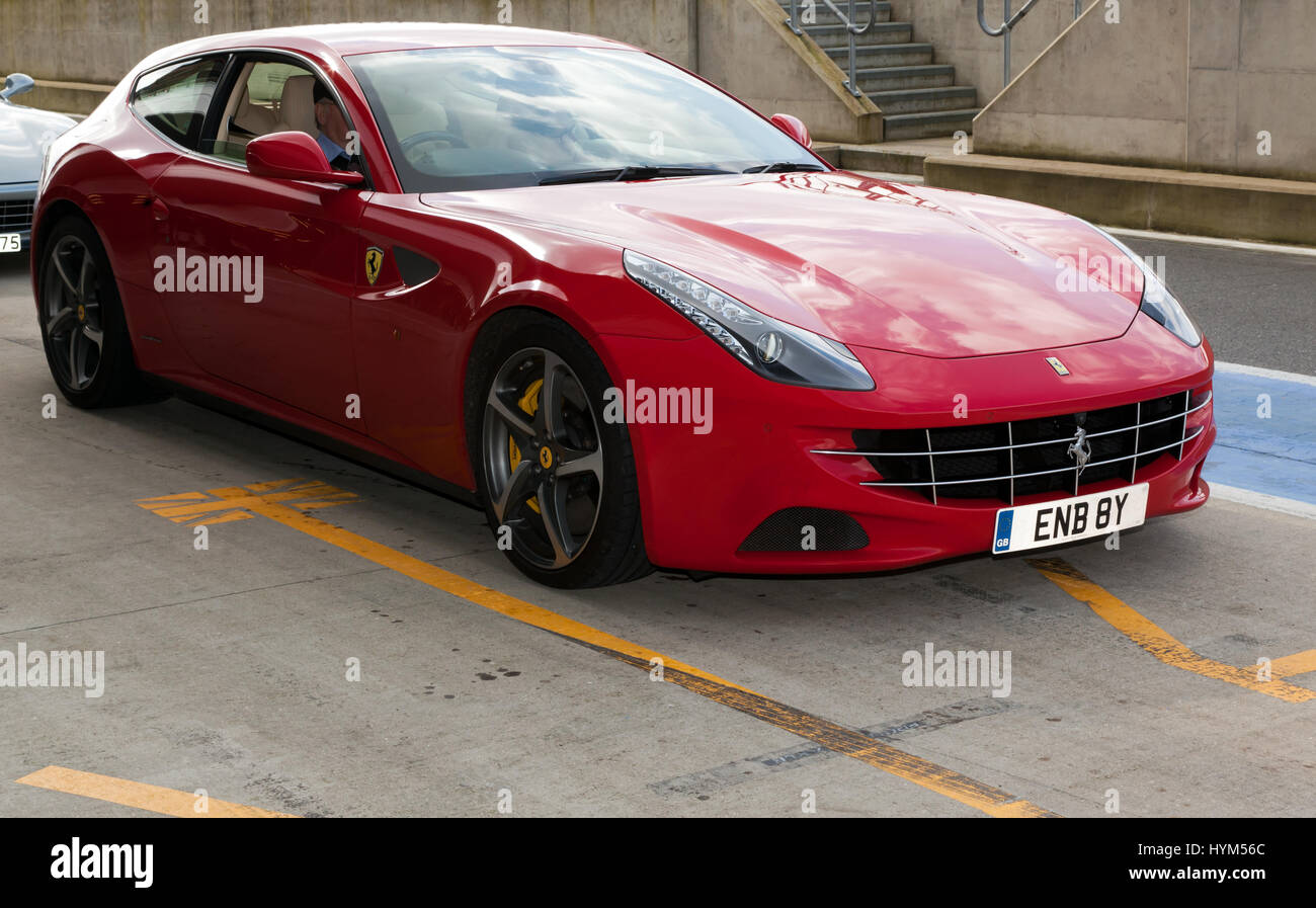 Dreiviertel Vorderansicht einer 2012 Ferrari FF in der internationalen Boxengasse tagsüber 2017 Silverstone Classic Media Stockfoto