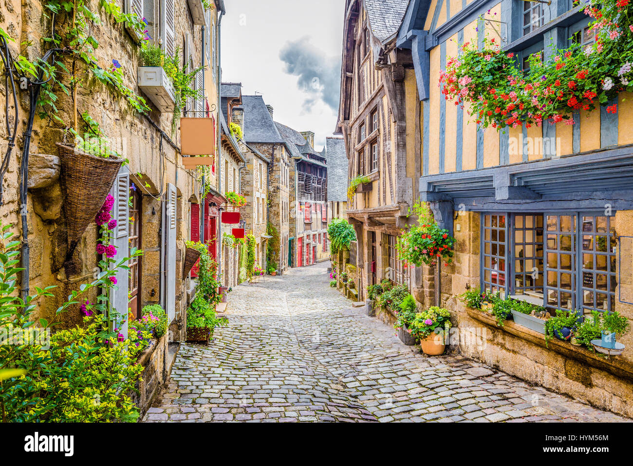Schöne Aussicht auf die malerische enge Gasse mit historischen, traditionellen Häusern und gepflasterten Straße in eine alte Stadt in Europa mit blauem Himmel und Wolken im Sommer Stockfoto