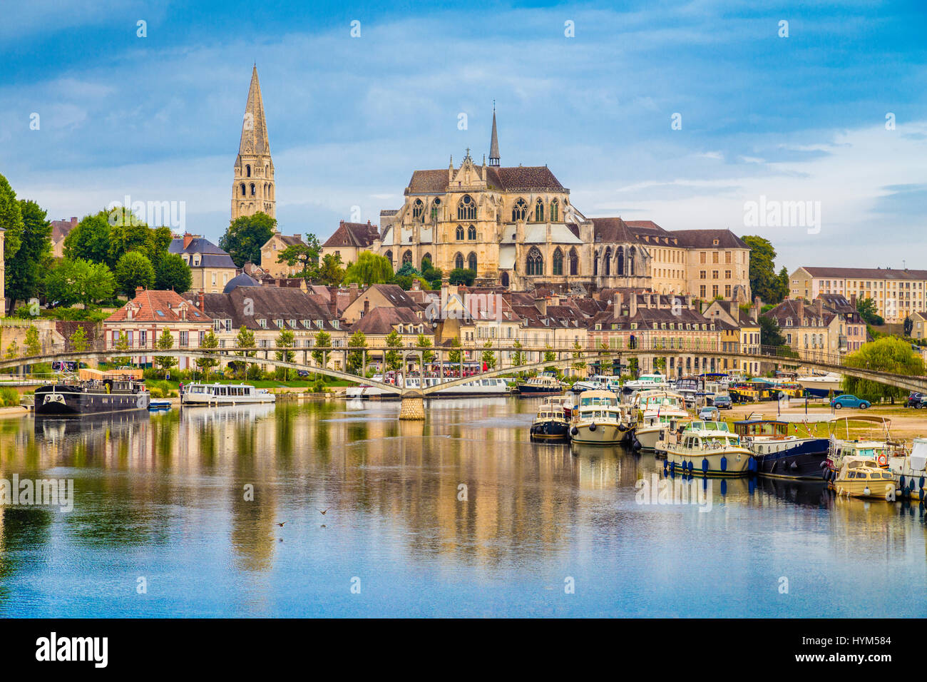 Schöne Aussicht auf die historische Stadt Auxerre mit Fluss Yonne, Burgund, Frankreich Stockfoto