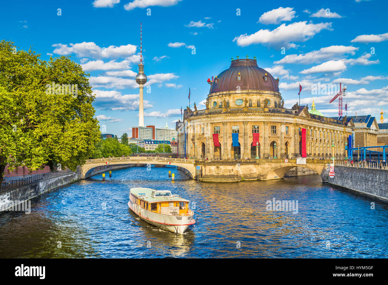 Schöne Aussicht auf Berlin Museumsinsel (Museum Insel) mit berühmten TV-Turm und Ausflug Boot an Spree im schönen Abendlicht bei Sonnenuntergang Stockfoto