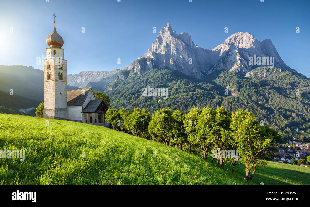 Idyllische Berglandschaft der Dolomiten mit St. Valentin Kirche und berühmten Mount Schlern im schönen Morgenlicht bei Sonnenaufgang, Südtirol, Italien Stockfoto