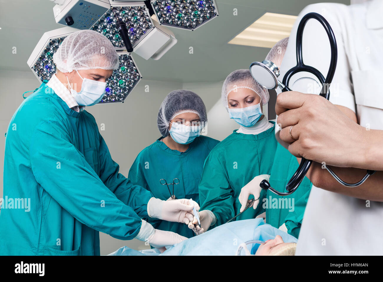 Chirurgen-Team während einer Operation Stockfoto