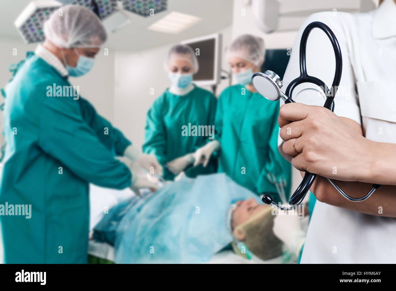 Chirurgen-Team während einer Operation Stockfoto