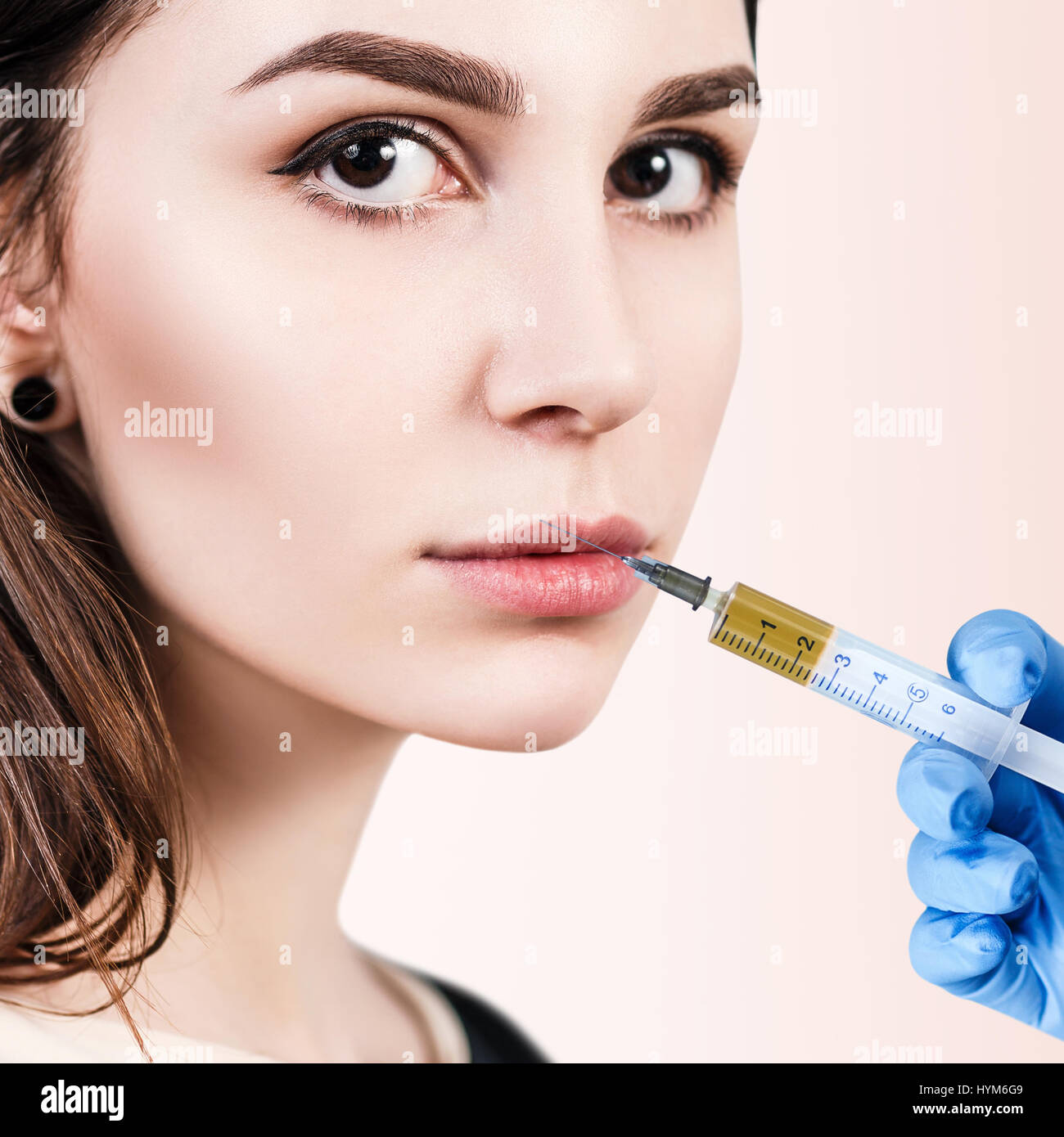 Junge Frau immer Kosmetik-Injektion. Stockfoto