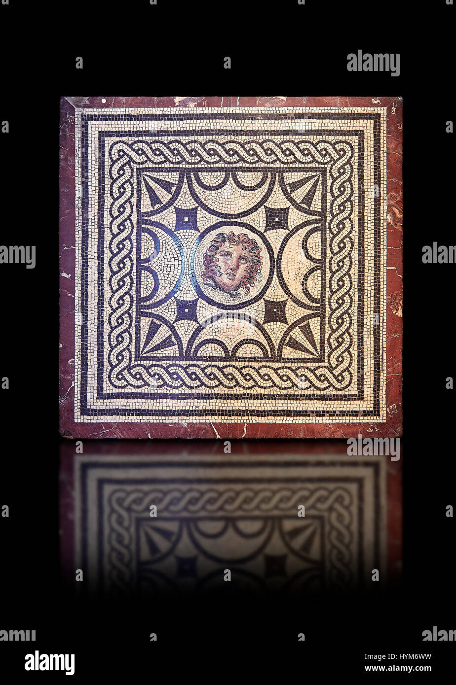 Roman Mosaic mit dem Kopf der Medusa, vom Casa Delle Vestali, Pompeji, Archäologisches Nationalmuseum Neapel schwarzen Hintergrund Stockfoto