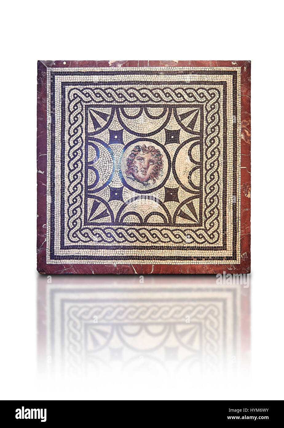 Roman Mosaic mit dem Kopf der Medusa, vom Casa Delle Vestali, Pompeji, Archäologisches Nationalmuseum Neapel, weißer Hintergrund Stockfoto