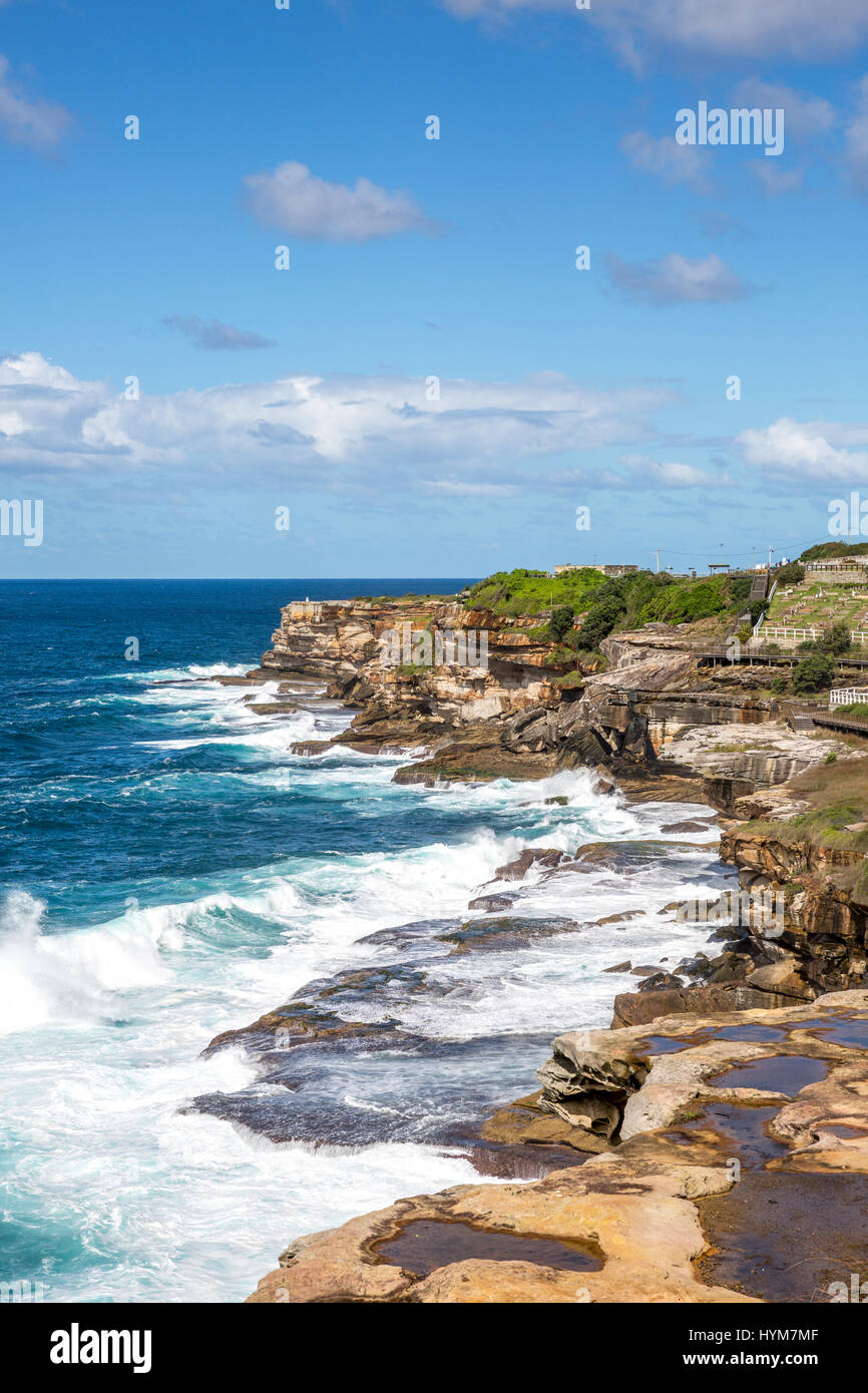 Küste von Bondi nach Bronte Spaziergang entlang der Küste, hier abgebildet in der Nähe von Waverley Cemetery in Sydney, Australien Stockfoto