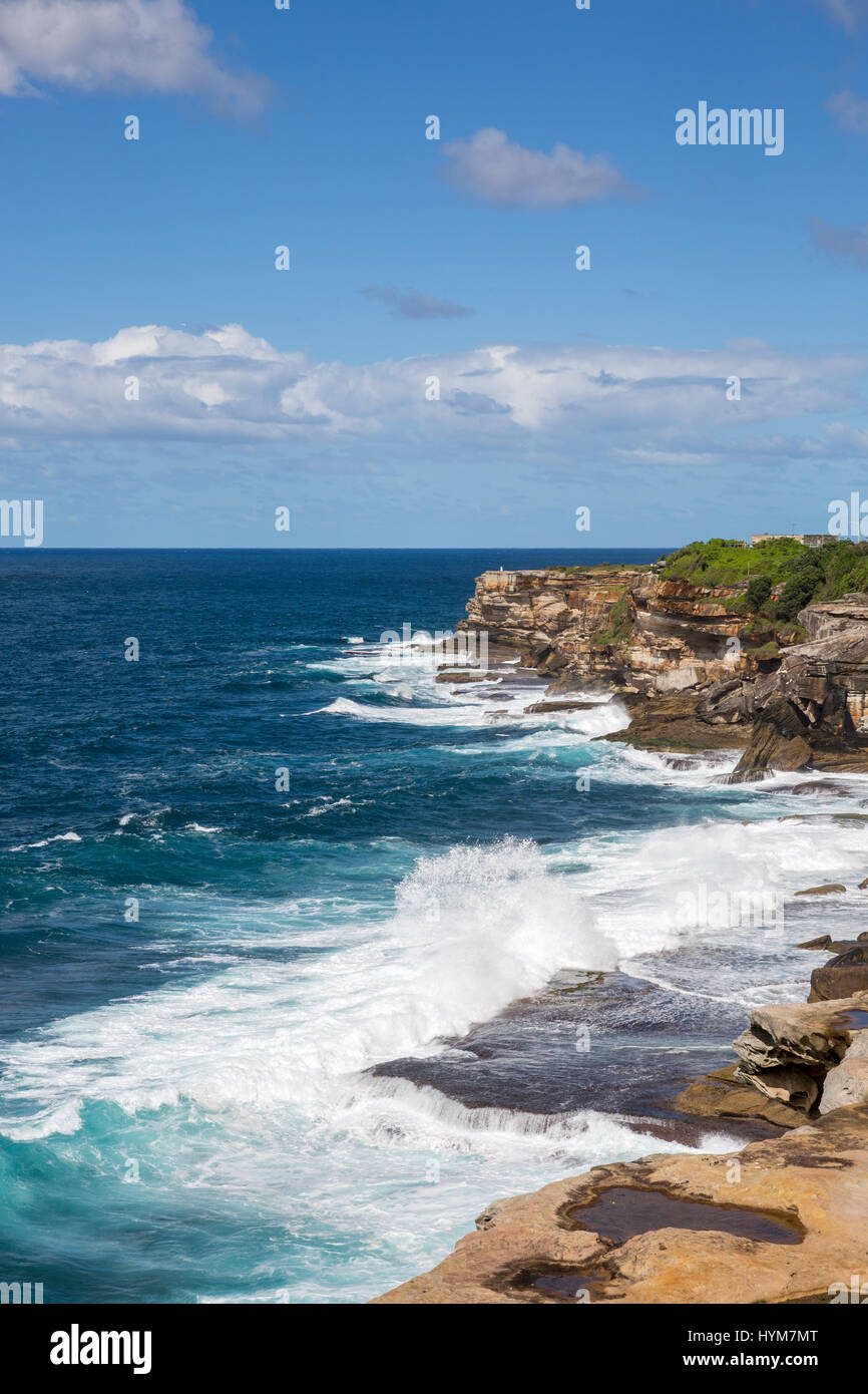 Küste von Bondi nach Bronte Spaziergang entlang der Küste, hier abgebildet in der Nähe von Waverley Cemetery in Sydney, Australien Stockfoto