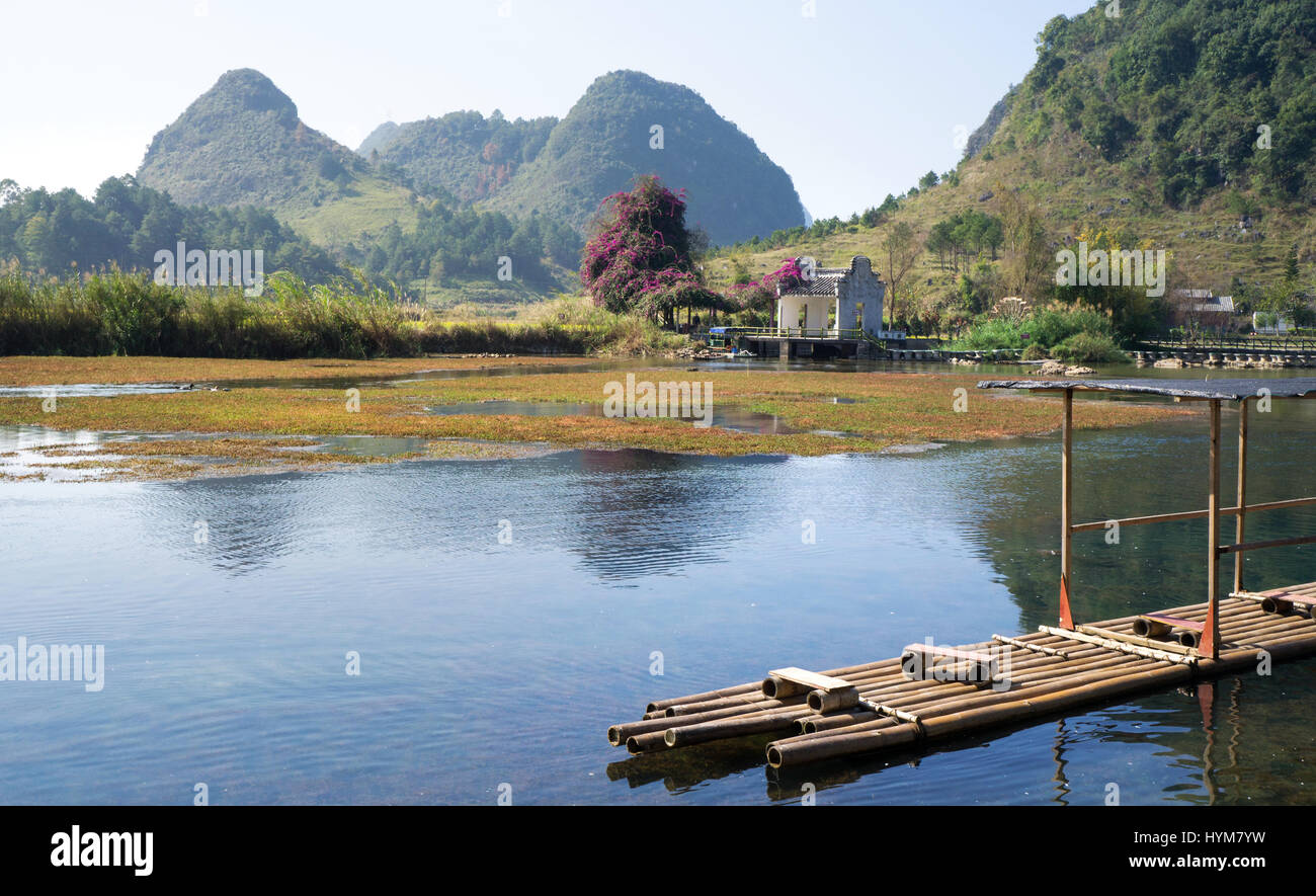 Bambus-Floß schwimmt auf Li-Fluss in China Stockfoto