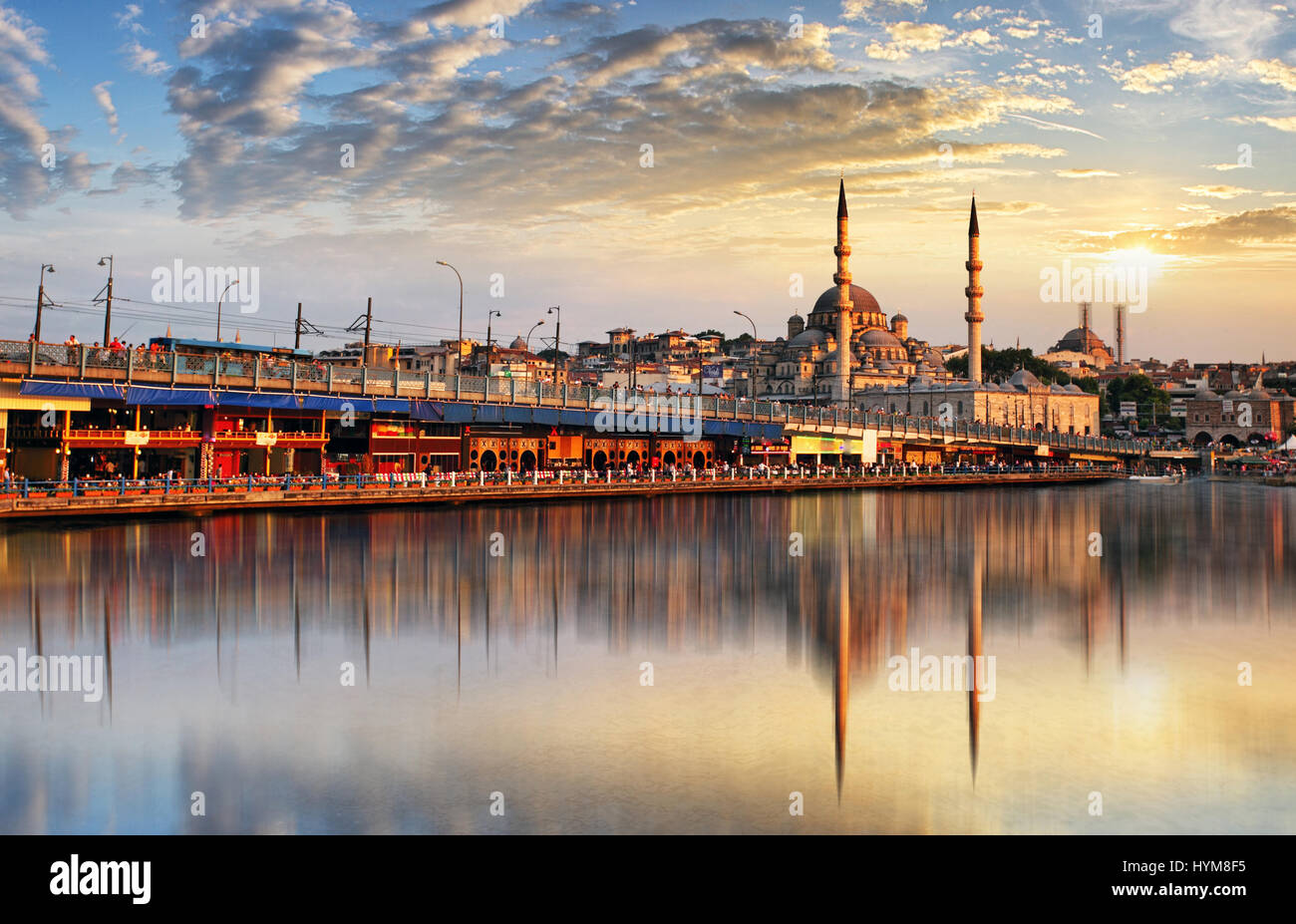 Panorama von Istanbul einen dramatischen Sonnenuntergang von Galata, Istanbul, Türkei Stockfoto