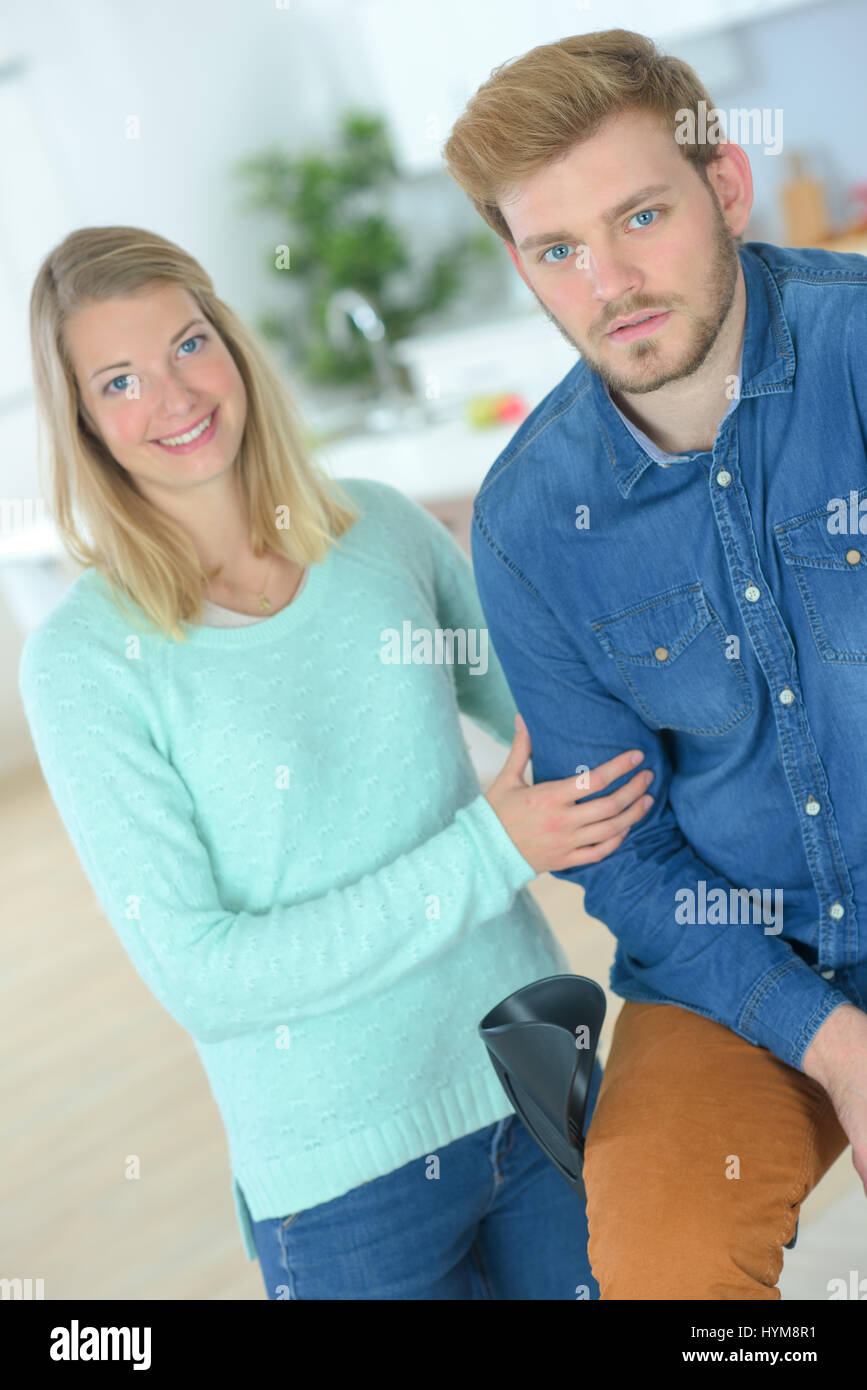 Helfen ihren verletzten Freund Stockfoto