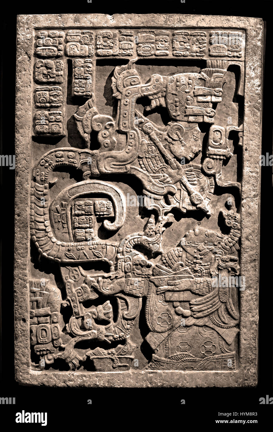 Yaxchilan Lintel - Classic Maya 775 n. Chr. Lintel 25: Lady K'ab "al Xook. Lady Xook ist in der halluzinatorischen Phase des Aderlass Rituals. Sie zaubert eine Vision einer Teotihuacan Schlange vor ihr.  (Die Maya - Maya-Zivilisation war eine Mesoamerican Zivilisation in Yucatán Mexiko und Belize in Mittelamerika (2600 v. Chr. - 1500 n. Chr.) Pre Columbian American) Stockfoto