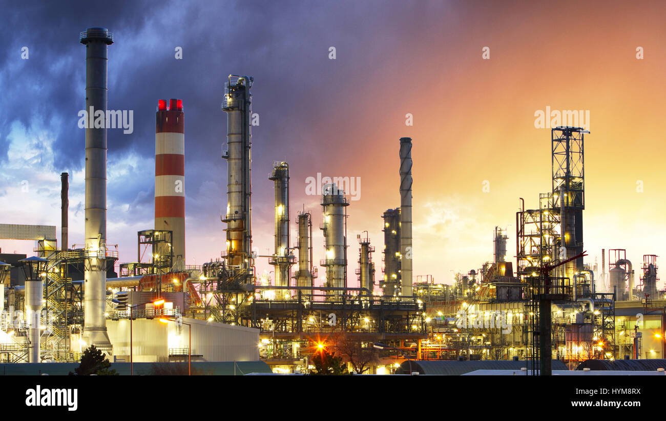 Öl-Raffinerie-Industrie-Fabrik bei Sonnenuntergang, Petroleum, petrochemische Anlage Stockfoto
