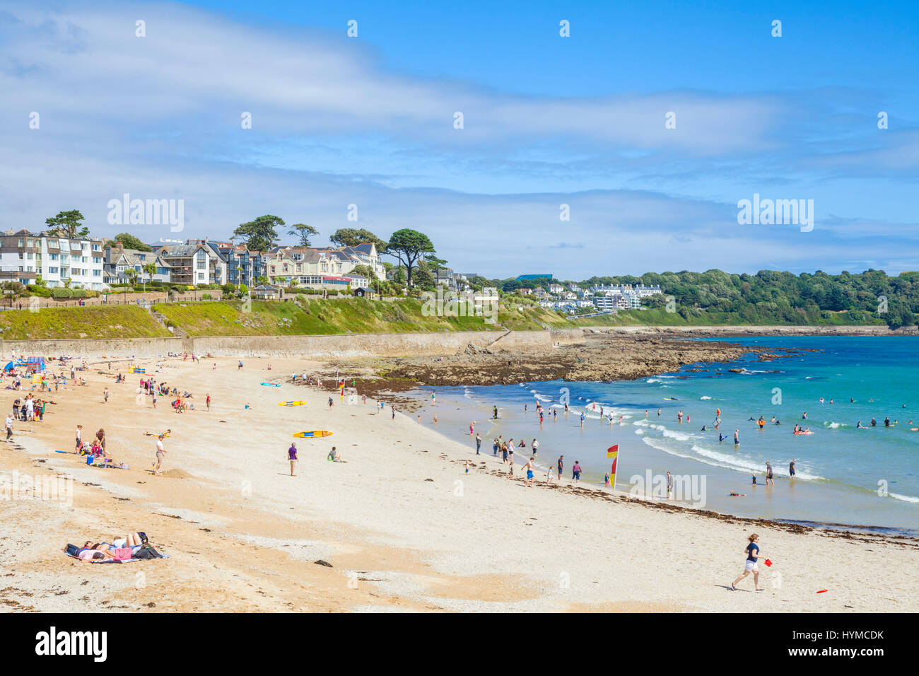 Falmouth Cornwall beschäftigt Gyllyngvase Strand voller Urlauber auf einem belebten Strand Falmouth Cornwall Westengland England gb uk EU-Europa Stockfoto