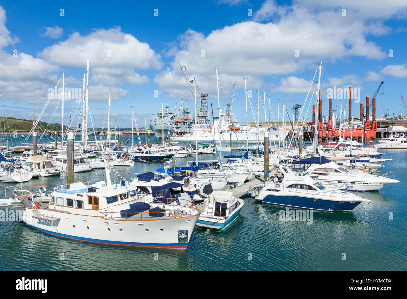 Falmouth Cornwall Yachten und kleine Boote im Hafen Pendennis Marina in Falmouth Cornwall England West Country UK GB Großbritannien EU-Europa Stockfoto