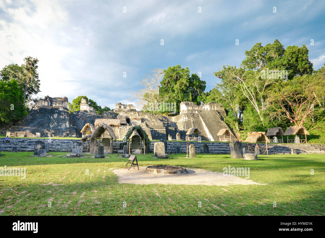 Nord-Akropolis Strukturen auf den Grand Plaza von Tikal National Park und die archäologische Stätte, Guatemala. Zentralamerika Stockfoto