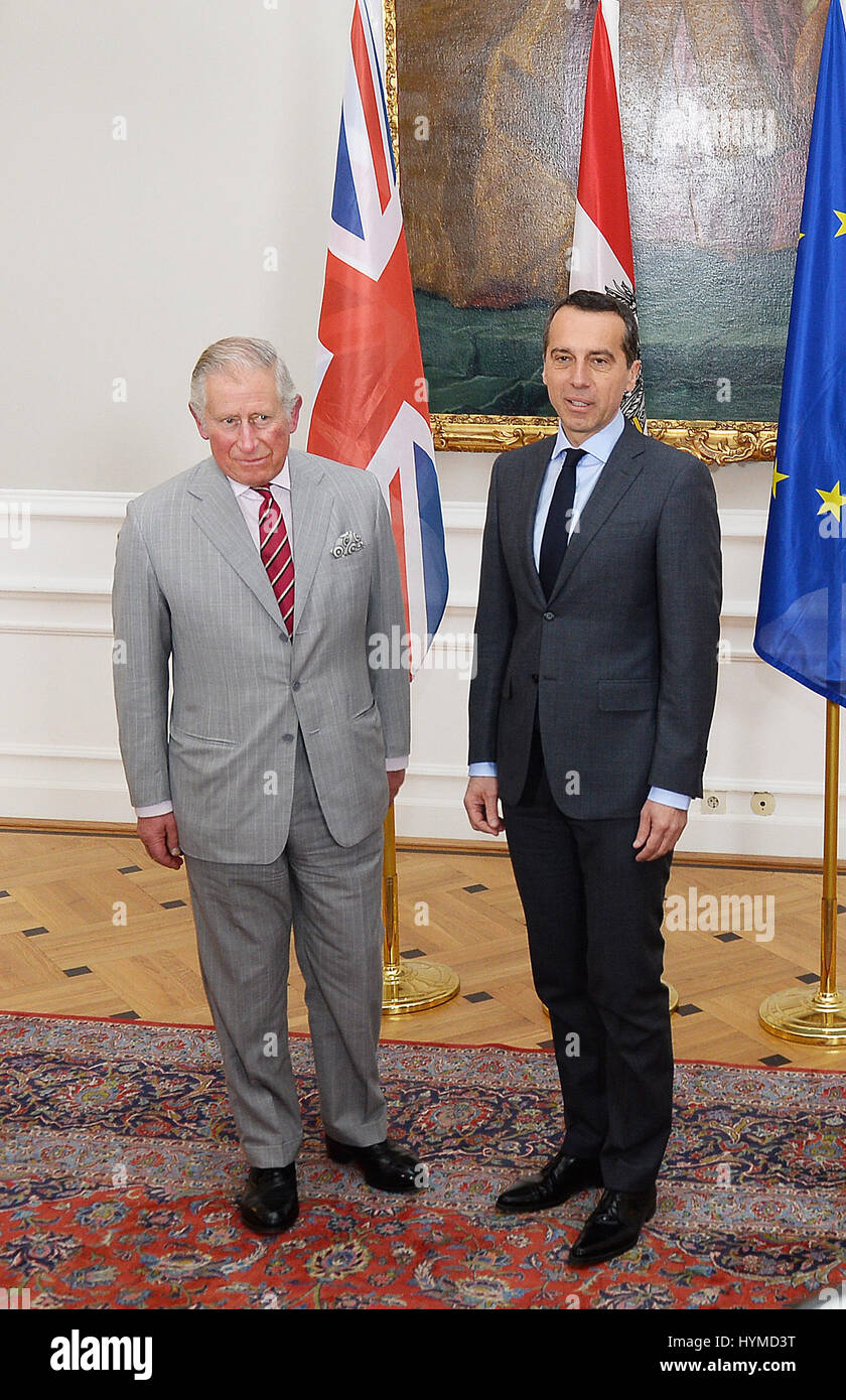 Der Prince Of Wales trifft Bundeskanzler von Österreich Christian Kern im Bundeskanzleramt in Wien, am achten Tag von seiner Europa-Tournee. Stockfoto