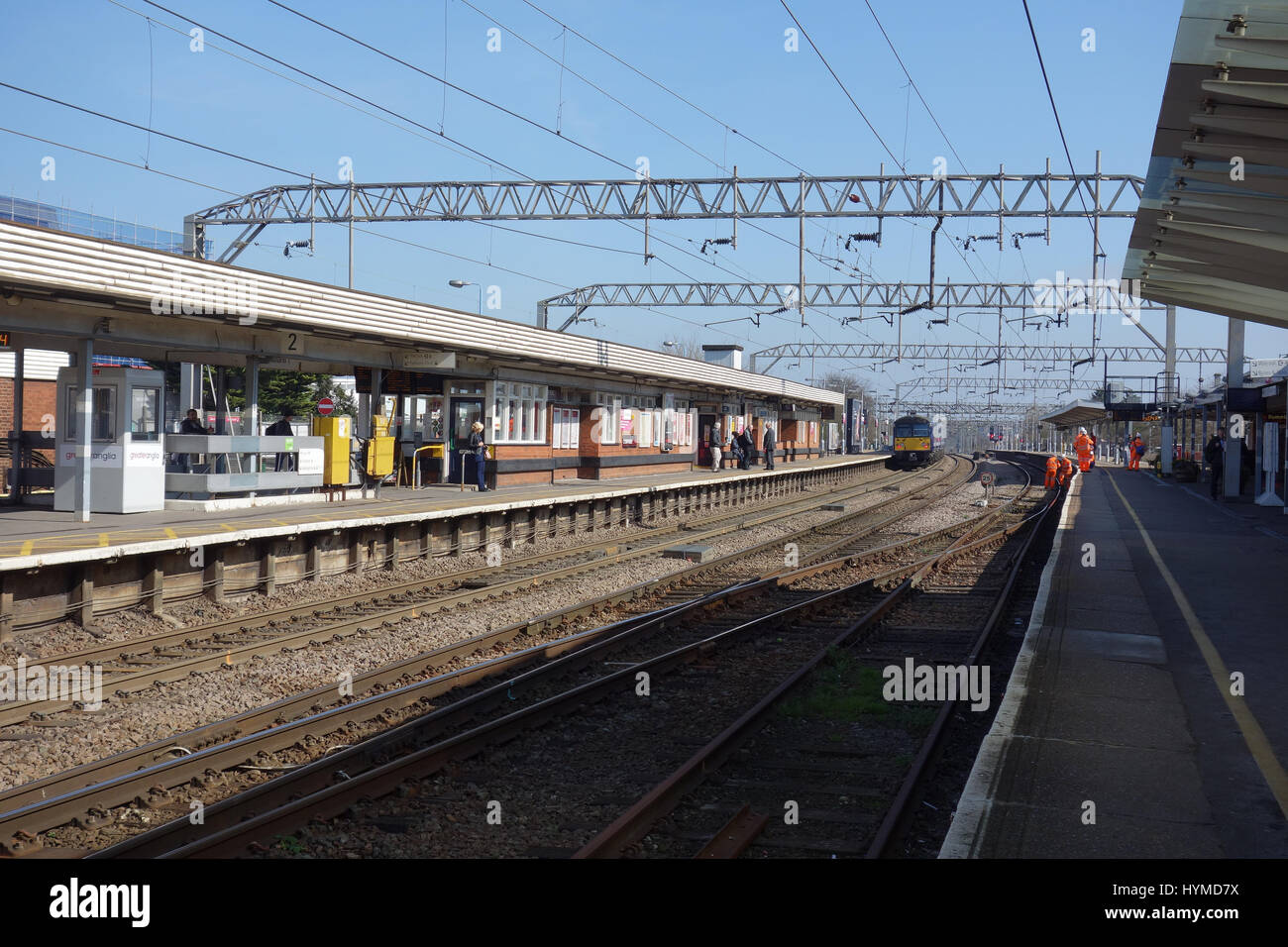 Plattformen, Gleise und Oberleitungen bei Colchester Nordbahnhof Stockfoto