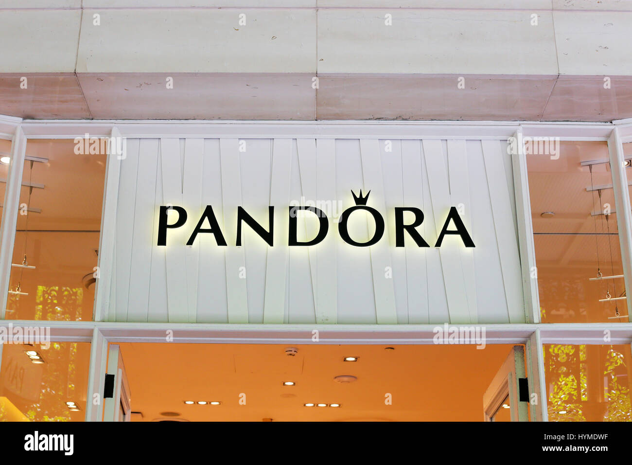 SYDNEY, Australien - 23. Januar 2017: Blick auf Pandora Store in Sydney, Australien. Pandora ist ein Unternehmen, das entwickelt, fertigt und vertreibt Hand-fin Stockfoto